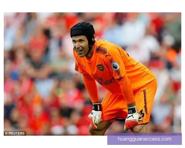 愿无大碍古德温倒地拼抢受压伤退场返回更衣室接受紧急治疗情况引关注