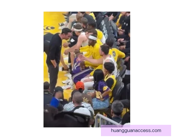 湖人对阵独行侠东契奇里夫斯斯马特缺阵 范德彪出战成疑